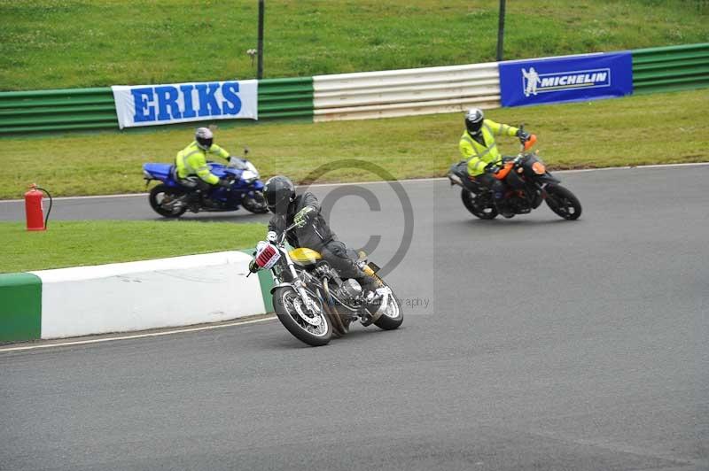 Mallory park Leicestershire;Mallory park photographs;Motorcycle action photographs;classic bikes;event digital images;eventdigitalimages;mallory park;no limits trackday;peter wileman photography;vintage bikes;vintage motorcycles;vmcc festival 1000 bikes