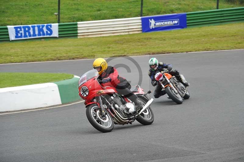 Mallory park Leicestershire;Mallory park photographs;Motorcycle action photographs;classic bikes;event digital images;eventdigitalimages;mallory park;no limits trackday;peter wileman photography;vintage bikes;vintage motorcycles;vmcc festival 1000 bikes