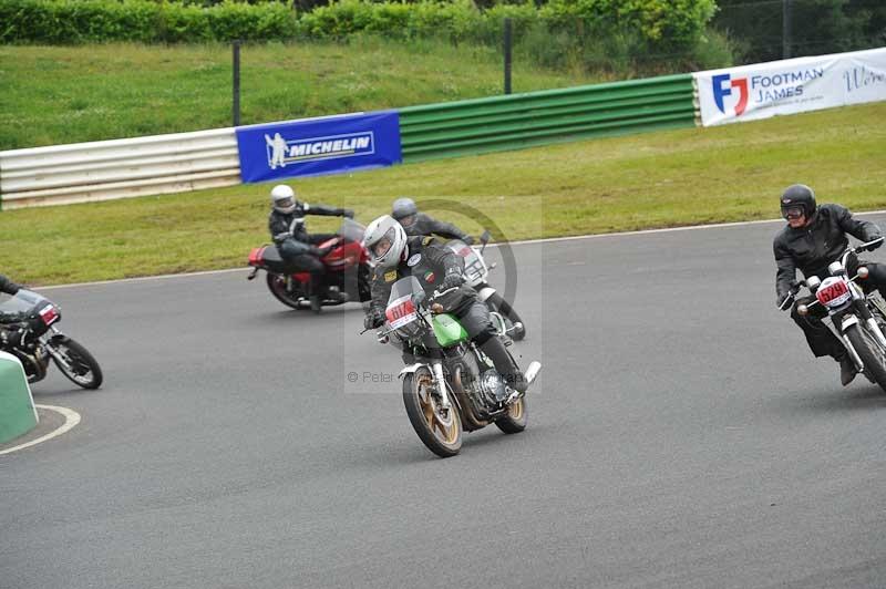 Mallory park Leicestershire;Mallory park photographs;Motorcycle action photographs;classic bikes;event digital images;eventdigitalimages;mallory park;no limits trackday;peter wileman photography;vintage bikes;vintage motorcycles;vmcc festival 1000 bikes