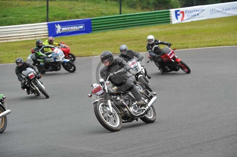 Mallory park Leicestershire;Mallory park photographs;Motorcycle action photographs;classic bikes;event digital images;eventdigitalimages;mallory park;no limits trackday;peter wileman photography;vintage bikes;vintage motorcycles;vmcc festival 1000 bikes