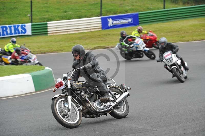 Mallory park Leicestershire;Mallory park photographs;Motorcycle action photographs;classic bikes;event digital images;eventdigitalimages;mallory park;no limits trackday;peter wileman photography;vintage bikes;vintage motorcycles;vmcc festival 1000 bikes