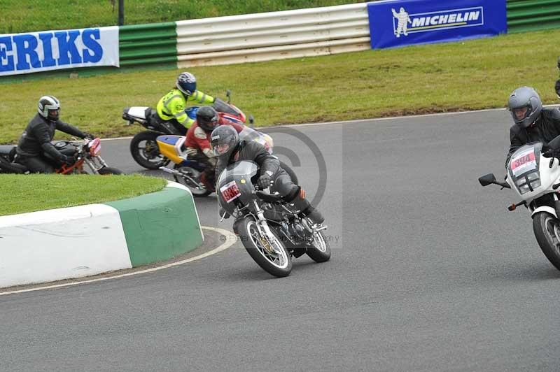 Mallory park Leicestershire;Mallory park photographs;Motorcycle action photographs;classic bikes;event digital images;eventdigitalimages;mallory park;no limits trackday;peter wileman photography;vintage bikes;vintage motorcycles;vmcc festival 1000 bikes