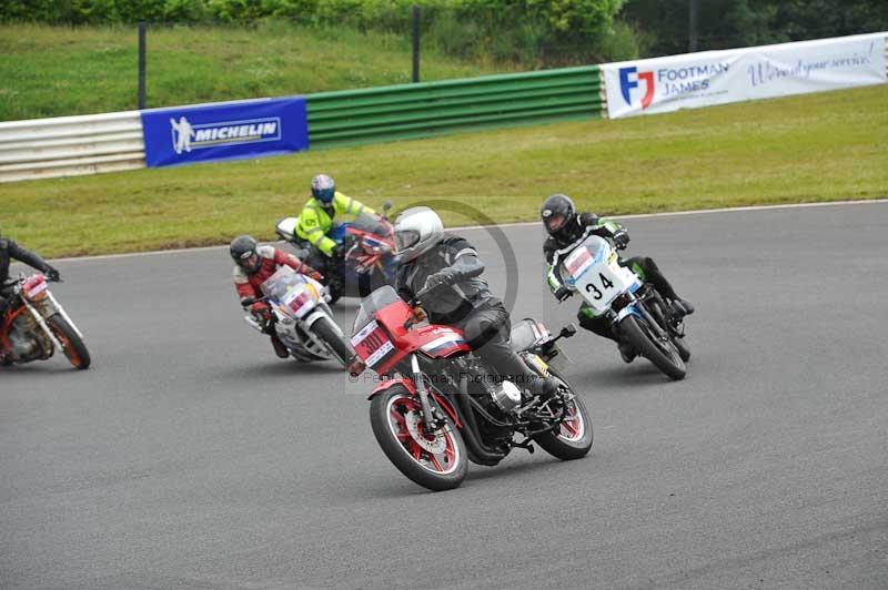 Mallory park Leicestershire;Mallory park photographs;Motorcycle action photographs;classic bikes;event digital images;eventdigitalimages;mallory park;no limits trackday;peter wileman photography;vintage bikes;vintage motorcycles;vmcc festival 1000 bikes