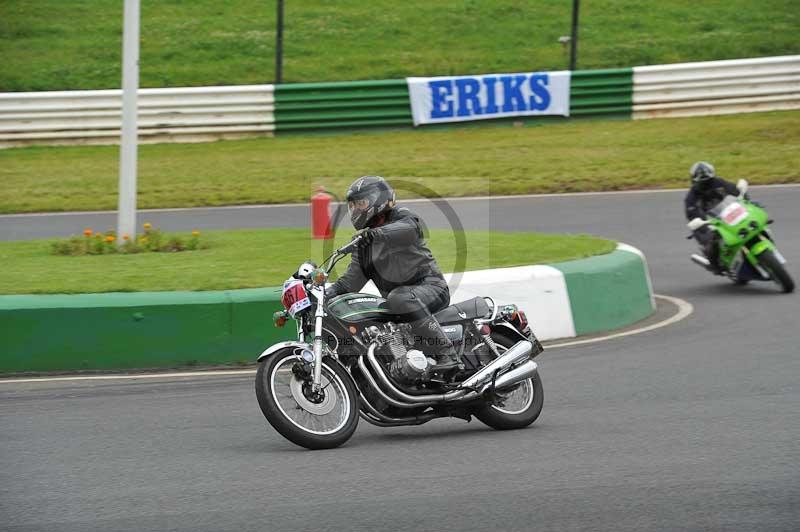 Mallory park Leicestershire;Mallory park photographs;Motorcycle action photographs;classic bikes;event digital images;eventdigitalimages;mallory park;no limits trackday;peter wileman photography;vintage bikes;vintage motorcycles;vmcc festival 1000 bikes