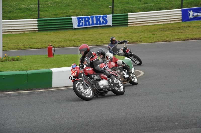 Mallory park Leicestershire;Mallory park photographs;Motorcycle action photographs;classic bikes;event digital images;eventdigitalimages;mallory park;no limits trackday;peter wileman photography;vintage bikes;vintage motorcycles;vmcc festival 1000 bikes