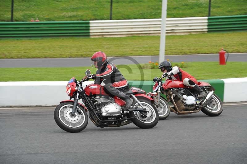 Mallory park Leicestershire;Mallory park photographs;Motorcycle action photographs;classic bikes;event digital images;eventdigitalimages;mallory park;no limits trackday;peter wileman photography;vintage bikes;vintage motorcycles;vmcc festival 1000 bikes