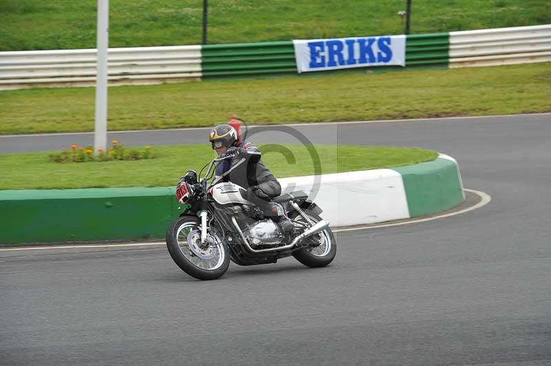 Mallory park Leicestershire;Mallory park photographs;Motorcycle action photographs;classic bikes;event digital images;eventdigitalimages;mallory park;no limits trackday;peter wileman photography;vintage bikes;vintage motorcycles;vmcc festival 1000 bikes