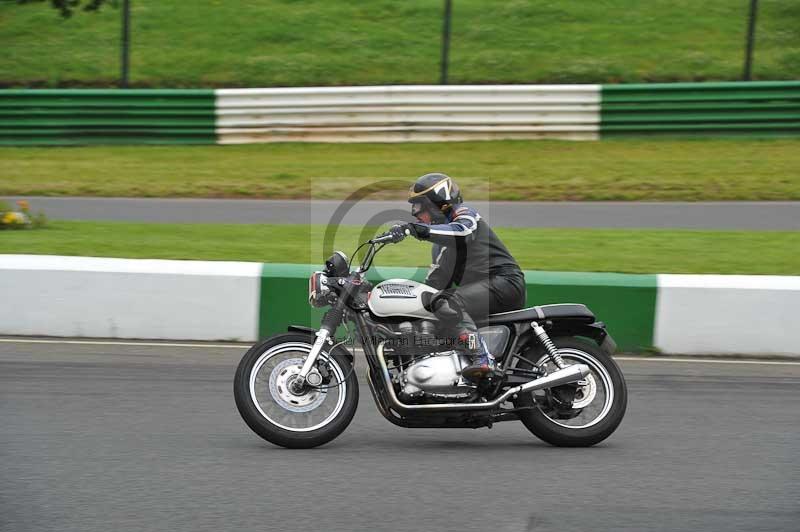 Mallory park Leicestershire;Mallory park photographs;Motorcycle action photographs;classic bikes;event digital images;eventdigitalimages;mallory park;no limits trackday;peter wileman photography;vintage bikes;vintage motorcycles;vmcc festival 1000 bikes