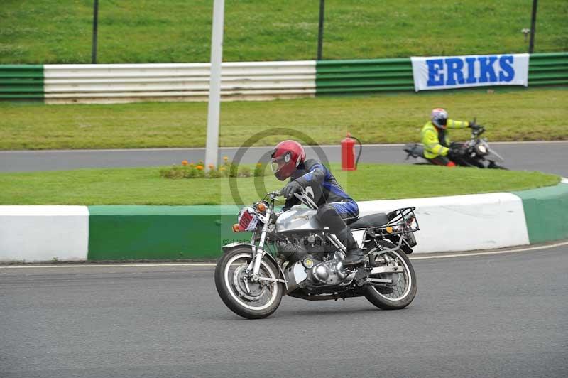 Mallory park Leicestershire;Mallory park photographs;Motorcycle action photographs;classic bikes;event digital images;eventdigitalimages;mallory park;no limits trackday;peter wileman photography;vintage bikes;vintage motorcycles;vmcc festival 1000 bikes