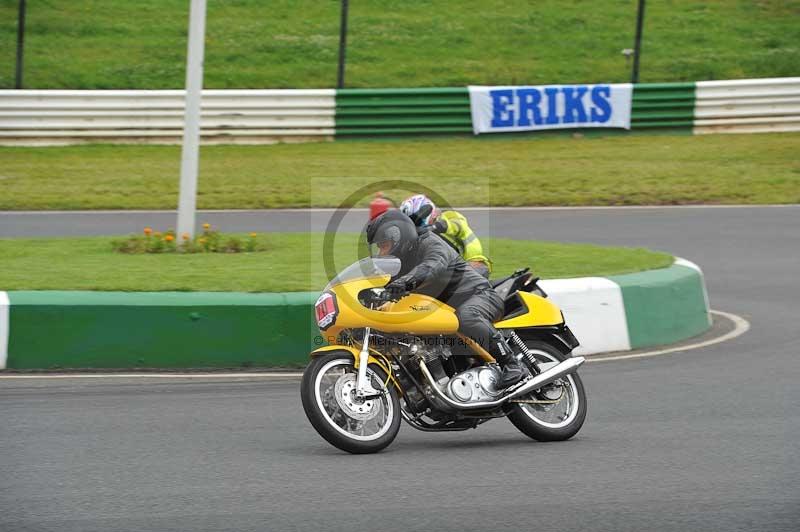 Mallory park Leicestershire;Mallory park photographs;Motorcycle action photographs;classic bikes;event digital images;eventdigitalimages;mallory park;no limits trackday;peter wileman photography;vintage bikes;vintage motorcycles;vmcc festival 1000 bikes