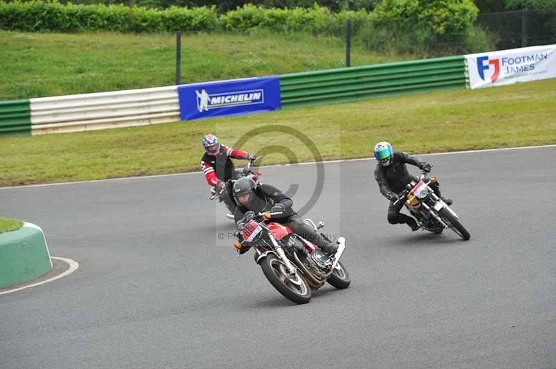 Mallory park Leicestershire;Mallory park photographs;Motorcycle action photographs;classic bikes;event digital images;eventdigitalimages;mallory park;no limits trackday;peter wileman photography;vintage bikes;vintage motorcycles;vmcc festival 1000 bikes