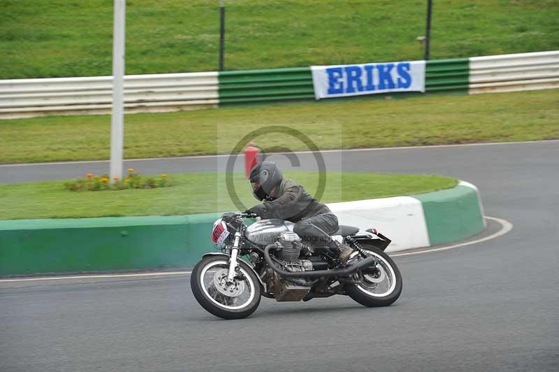 Mallory park Leicestershire;Mallory park photographs;Motorcycle action photographs;classic bikes;event digital images;eventdigitalimages;mallory park;no limits trackday;peter wileman photography;vintage bikes;vintage motorcycles;vmcc festival 1000 bikes