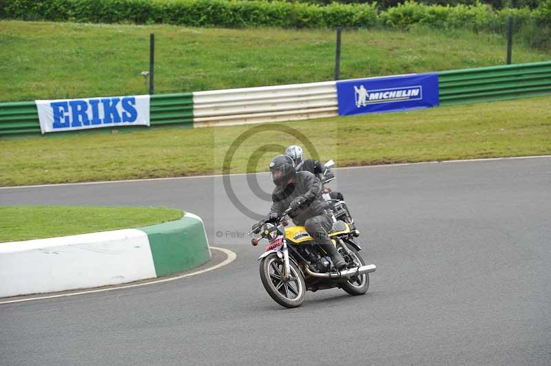 Mallory park Leicestershire;Mallory park photographs;Motorcycle action photographs;classic bikes;event digital images;eventdigitalimages;mallory park;no limits trackday;peter wileman photography;vintage bikes;vintage motorcycles;vmcc festival 1000 bikes