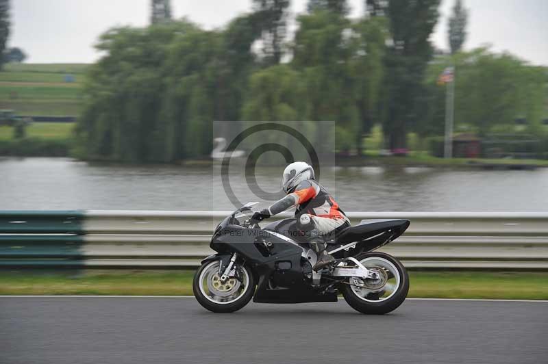 Mallory park Leicestershire;Mallory park photographs;Motorcycle action photographs;classic bikes;event digital images;eventdigitalimages;mallory park;no limits trackday;peter wileman photography;vintage bikes;vintage motorcycles;vmcc festival 1000 bikes