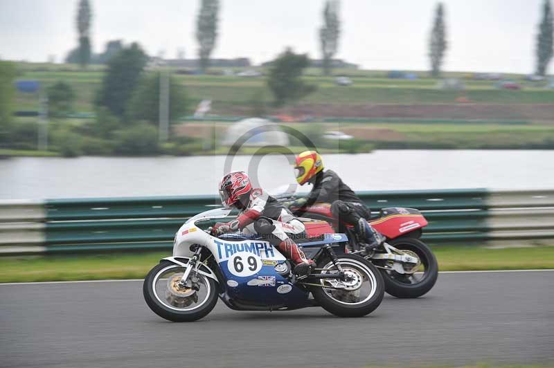 Mallory park Leicestershire;Mallory park photographs;Motorcycle action photographs;classic bikes;event digital images;eventdigitalimages;mallory park;no limits trackday;peter wileman photography;vintage bikes;vintage motorcycles;vmcc festival 1000 bikes