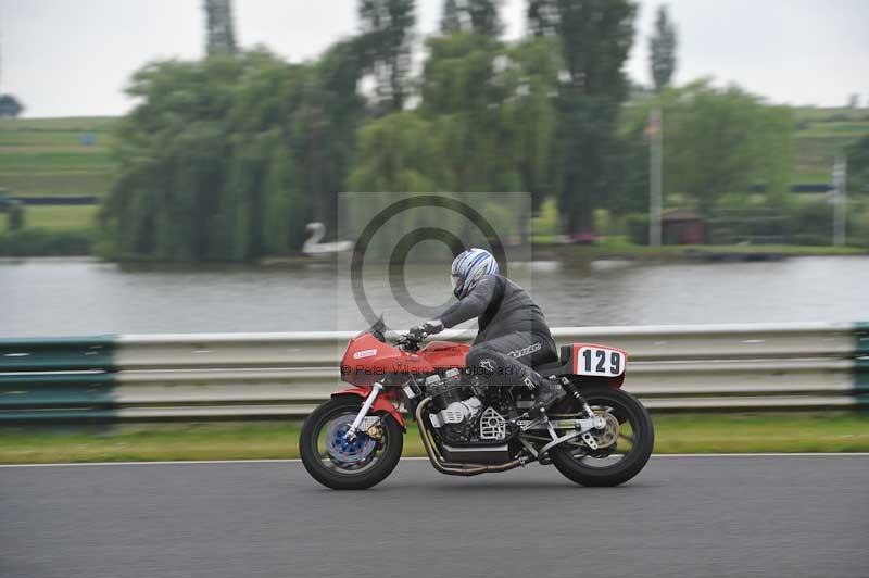 Mallory park Leicestershire;Mallory park photographs;Motorcycle action photographs;classic bikes;event digital images;eventdigitalimages;mallory park;no limits trackday;peter wileman photography;vintage bikes;vintage motorcycles;vmcc festival 1000 bikes