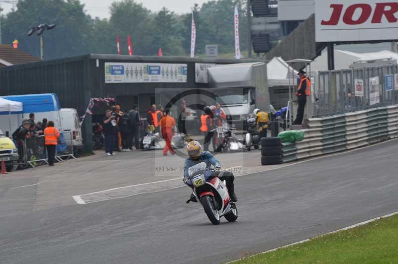 Mallory park Leicestershire;Mallory park photographs;Motorcycle action photographs;classic bikes;event digital images;eventdigitalimages;mallory park;no limits trackday;peter wileman photography;vintage bikes;vintage motorcycles;vmcc festival 1000 bikes