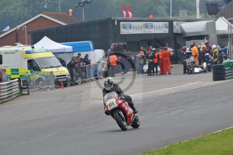 Mallory park Leicestershire;Mallory park photographs;Motorcycle action photographs;classic bikes;event digital images;eventdigitalimages;mallory park;no limits trackday;peter wileman photography;vintage bikes;vintage motorcycles;vmcc festival 1000 bikes