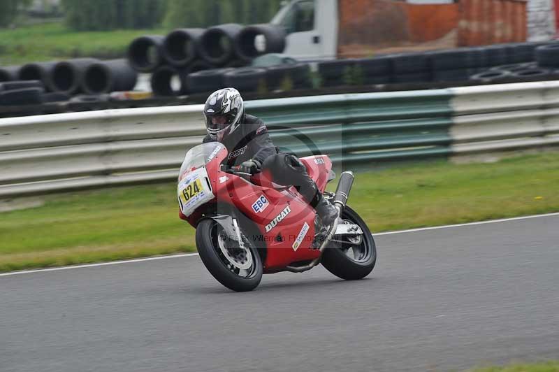 Mallory park Leicestershire;Mallory park photographs;Motorcycle action photographs;classic bikes;event digital images;eventdigitalimages;mallory park;no limits trackday;peter wileman photography;vintage bikes;vintage motorcycles;vmcc festival 1000 bikes