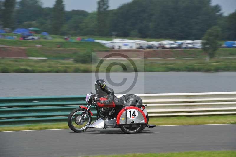 Mallory park Leicestershire;Mallory park photographs;Motorcycle action photographs;classic bikes;event digital images;eventdigitalimages;mallory park;no limits trackday;peter wileman photography;vintage bikes;vintage motorcycles;vmcc festival 1000 bikes