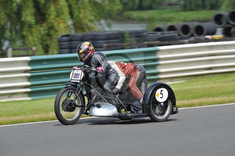 Mallory park Leicestershire;Mallory park photographs;Motorcycle action photographs;classic bikes;event digital images;eventdigitalimages;mallory park;no limits trackday;peter wileman photography;vintage bikes;vintage motorcycles;vmcc festival 1000 bikes