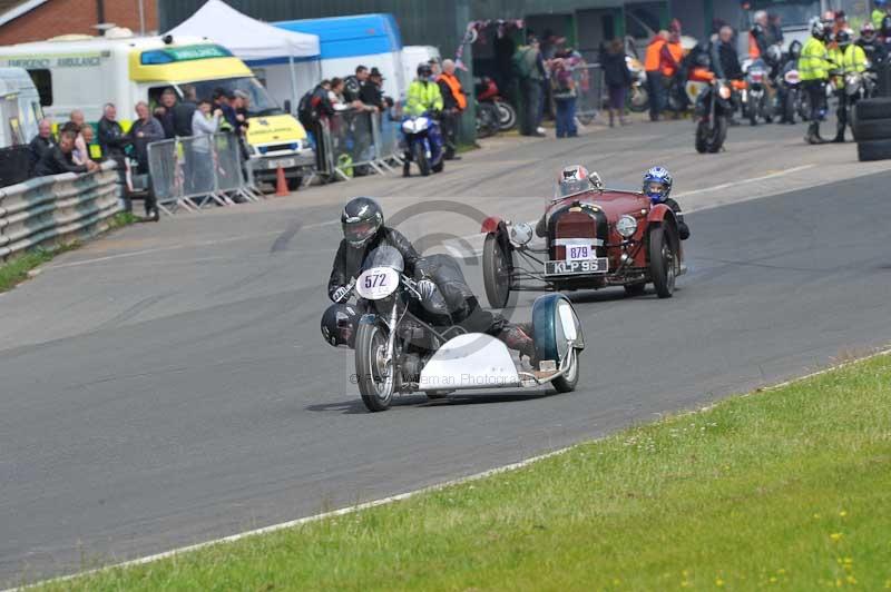 Mallory park Leicestershire;Mallory park photographs;Motorcycle action photographs;classic bikes;event digital images;eventdigitalimages;mallory park;no limits trackday;peter wileman photography;vintage bikes;vintage motorcycles;vmcc festival 1000 bikes