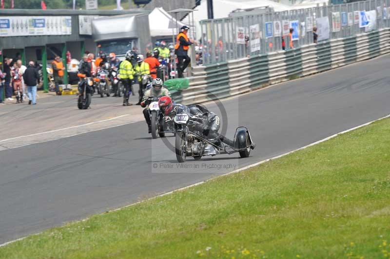 Mallory park Leicestershire;Mallory park photographs;Motorcycle action photographs;classic bikes;event digital images;eventdigitalimages;mallory park;no limits trackday;peter wileman photography;vintage bikes;vintage motorcycles;vmcc festival 1000 bikes