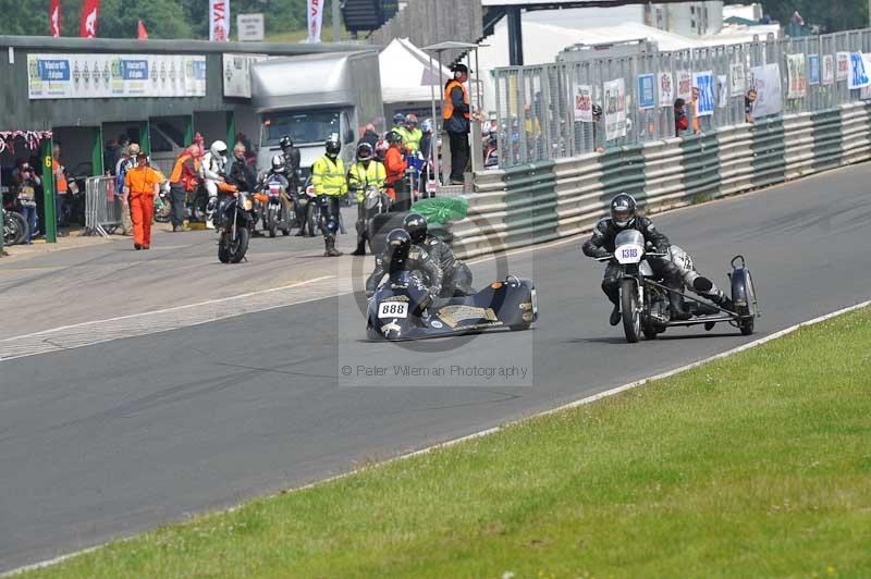 Mallory park Leicestershire;Mallory park photographs;Motorcycle action photographs;classic bikes;event digital images;eventdigitalimages;mallory park;no limits trackday;peter wileman photography;vintage bikes;vintage motorcycles;vmcc festival 1000 bikes