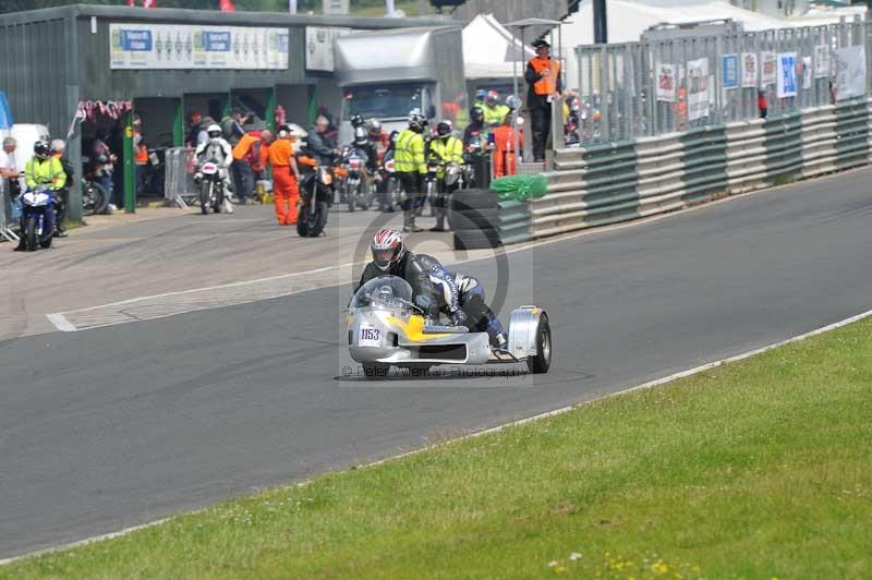 Mallory park Leicestershire;Mallory park photographs;Motorcycle action photographs;classic bikes;event digital images;eventdigitalimages;mallory park;no limits trackday;peter wileman photography;vintage bikes;vintage motorcycles;vmcc festival 1000 bikes