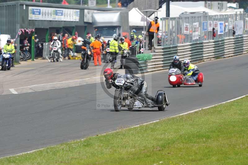 Mallory park Leicestershire;Mallory park photographs;Motorcycle action photographs;classic bikes;event digital images;eventdigitalimages;mallory park;no limits trackday;peter wileman photography;vintage bikes;vintage motorcycles;vmcc festival 1000 bikes