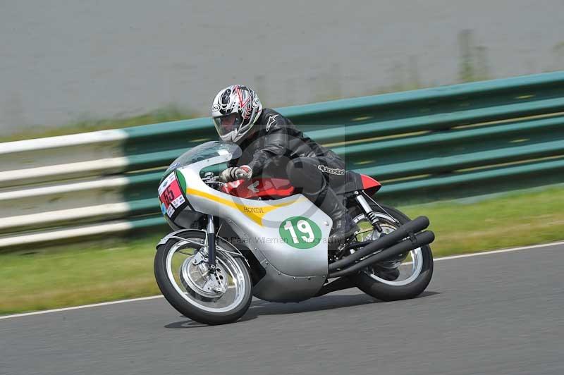 Mallory park Leicestershire;Mallory park photographs;Motorcycle action photographs;classic bikes;event digital images;eventdigitalimages;mallory park;no limits trackday;peter wileman photography;vintage bikes;vintage motorcycles;vmcc festival 1000 bikes