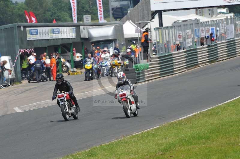 Mallory park Leicestershire;Mallory park photographs;Motorcycle action photographs;classic bikes;event digital images;eventdigitalimages;mallory park;no limits trackday;peter wileman photography;vintage bikes;vintage motorcycles;vmcc festival 1000 bikes