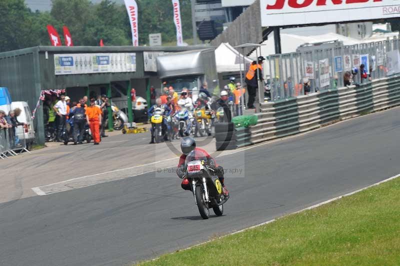 Mallory park Leicestershire;Mallory park photographs;Motorcycle action photographs;classic bikes;event digital images;eventdigitalimages;mallory park;no limits trackday;peter wileman photography;vintage bikes;vintage motorcycles;vmcc festival 1000 bikes