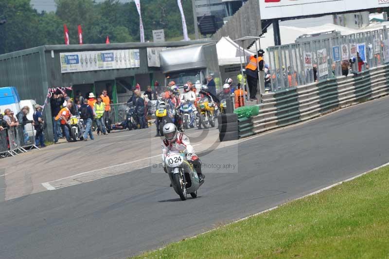 Mallory park Leicestershire;Mallory park photographs;Motorcycle action photographs;classic bikes;event digital images;eventdigitalimages;mallory park;no limits trackday;peter wileman photography;vintage bikes;vintage motorcycles;vmcc festival 1000 bikes