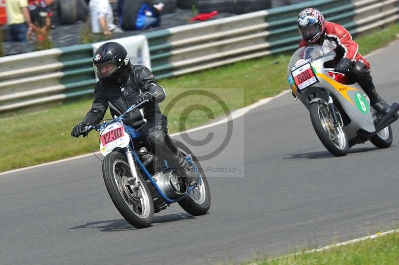 Mallory park Leicestershire;Mallory park photographs;Motorcycle action photographs;classic bikes;event digital images;eventdigitalimages;mallory park;no limits trackday;peter wileman photography;vintage bikes;vintage motorcycles;vmcc festival 1000 bikes