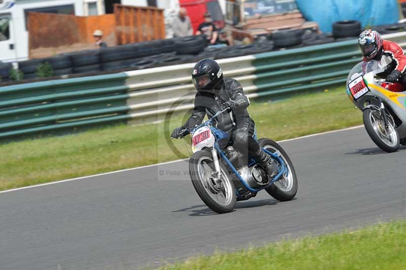 Mallory park Leicestershire;Mallory park photographs;Motorcycle action photographs;classic bikes;event digital images;eventdigitalimages;mallory park;no limits trackday;peter wileman photography;vintage bikes;vintage motorcycles;vmcc festival 1000 bikes