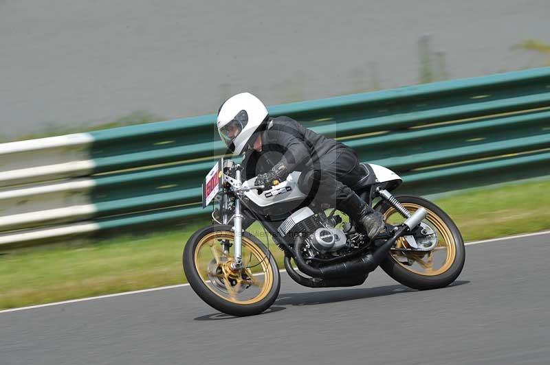 Mallory park Leicestershire;Mallory park photographs;Motorcycle action photographs;classic bikes;event digital images;eventdigitalimages;mallory park;no limits trackday;peter wileman photography;vintage bikes;vintage motorcycles;vmcc festival 1000 bikes