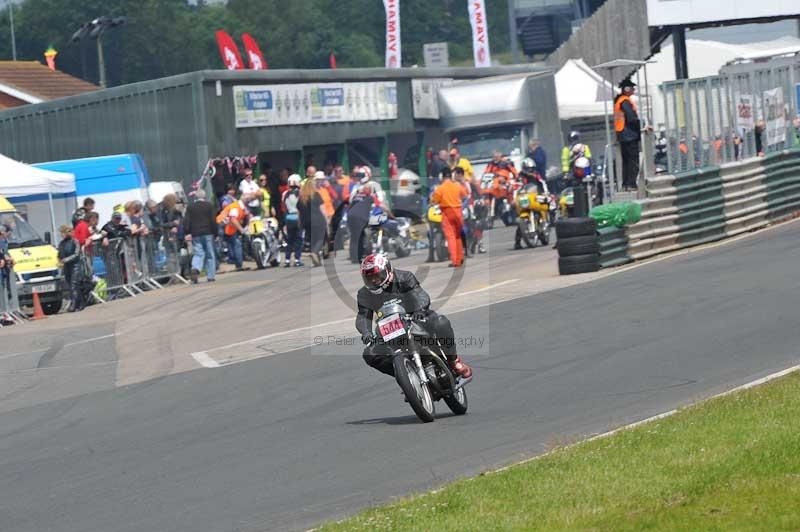 Mallory park Leicestershire;Mallory park photographs;Motorcycle action photographs;classic bikes;event digital images;eventdigitalimages;mallory park;no limits trackday;peter wileman photography;vintage bikes;vintage motorcycles;vmcc festival 1000 bikes