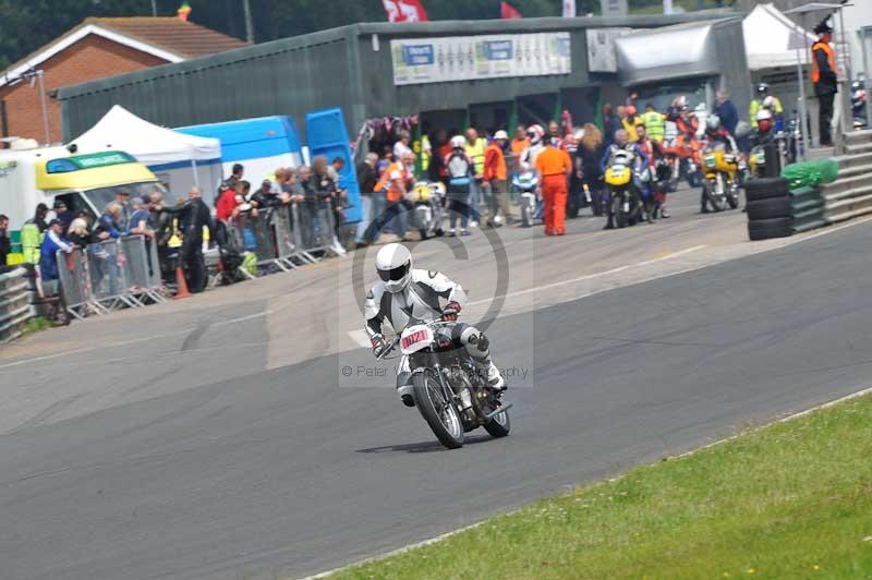 Mallory park Leicestershire;Mallory park photographs;Motorcycle action photographs;classic bikes;event digital images;eventdigitalimages;mallory park;no limits trackday;peter wileman photography;vintage bikes;vintage motorcycles;vmcc festival 1000 bikes