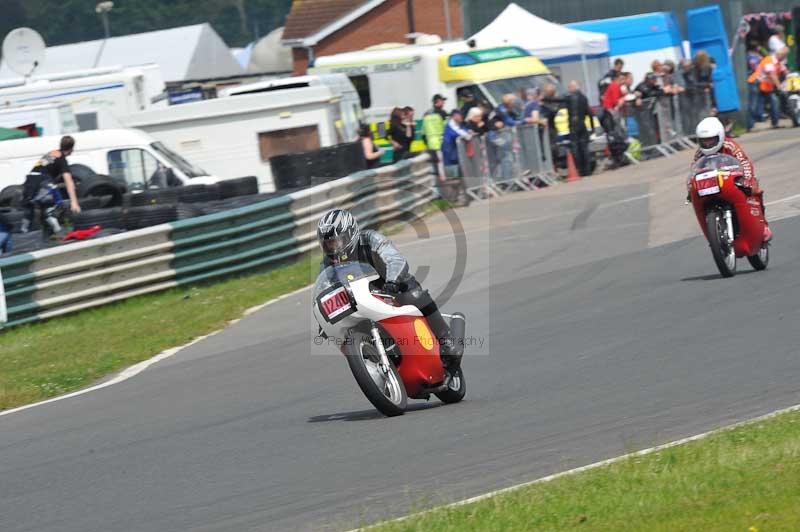 Mallory park Leicestershire;Mallory park photographs;Motorcycle action photographs;classic bikes;event digital images;eventdigitalimages;mallory park;no limits trackday;peter wileman photography;vintage bikes;vintage motorcycles;vmcc festival 1000 bikes