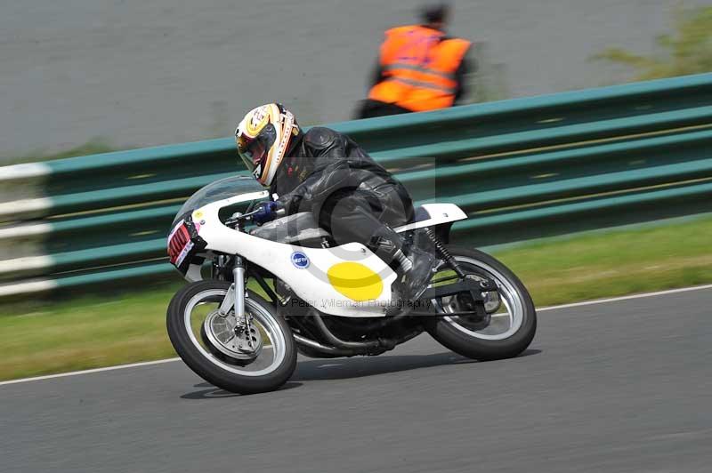 Mallory park Leicestershire;Mallory park photographs;Motorcycle action photographs;classic bikes;event digital images;eventdigitalimages;mallory park;no limits trackday;peter wileman photography;vintage bikes;vintage motorcycles;vmcc festival 1000 bikes