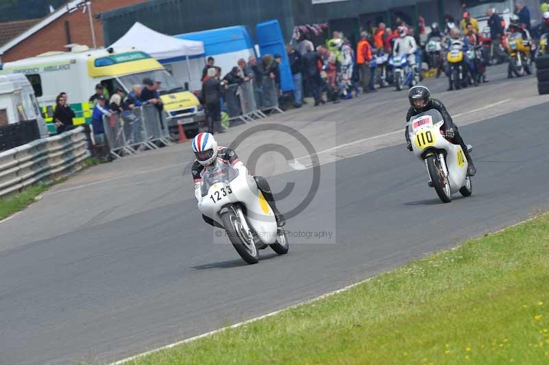 Mallory park Leicestershire;Mallory park photographs;Motorcycle action photographs;classic bikes;event digital images;eventdigitalimages;mallory park;no limits trackday;peter wileman photography;vintage bikes;vintage motorcycles;vmcc festival 1000 bikes