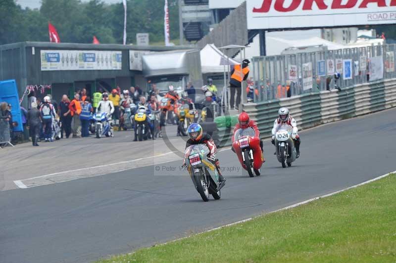 Mallory park Leicestershire;Mallory park photographs;Motorcycle action photographs;classic bikes;event digital images;eventdigitalimages;mallory park;no limits trackday;peter wileman photography;vintage bikes;vintage motorcycles;vmcc festival 1000 bikes