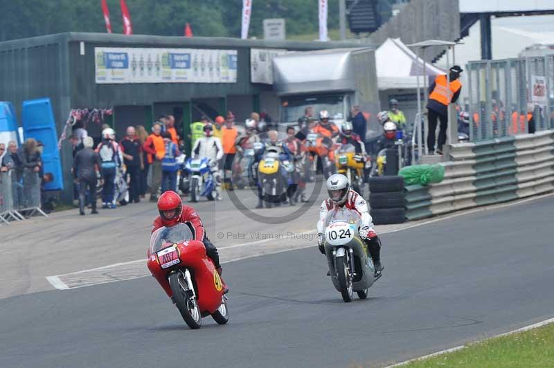 Mallory park Leicestershire;Mallory park photographs;Motorcycle action photographs;classic bikes;event digital images;eventdigitalimages;mallory park;no limits trackday;peter wileman photography;vintage bikes;vintage motorcycles;vmcc festival 1000 bikes