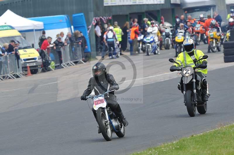 Mallory park Leicestershire;Mallory park photographs;Motorcycle action photographs;classic bikes;event digital images;eventdigitalimages;mallory park;no limits trackday;peter wileman photography;vintage bikes;vintage motorcycles;vmcc festival 1000 bikes