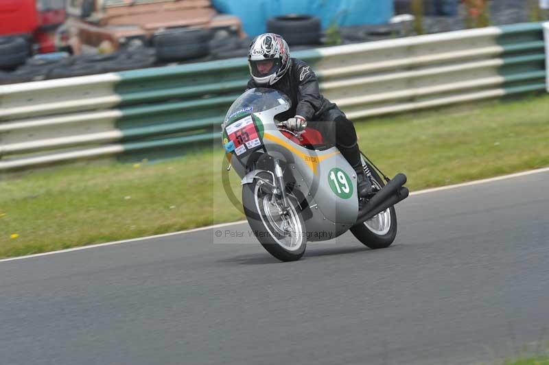 Mallory park Leicestershire;Mallory park photographs;Motorcycle action photographs;classic bikes;event digital images;eventdigitalimages;mallory park;no limits trackday;peter wileman photography;vintage bikes;vintage motorcycles;vmcc festival 1000 bikes