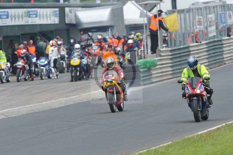 Mallory park Leicestershire;Mallory park photographs;Motorcycle action photographs;classic bikes;event digital images;eventdigitalimages;mallory park;no limits trackday;peter wileman photography;vintage bikes;vintage motorcycles;vmcc festival 1000 bikes