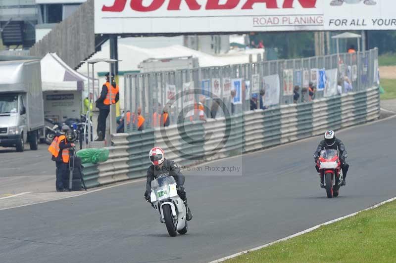 Mallory park Leicestershire;Mallory park photographs;Motorcycle action photographs;classic bikes;event digital images;eventdigitalimages;mallory park;no limits trackday;peter wileman photography;vintage bikes;vintage motorcycles;vmcc festival 1000 bikes