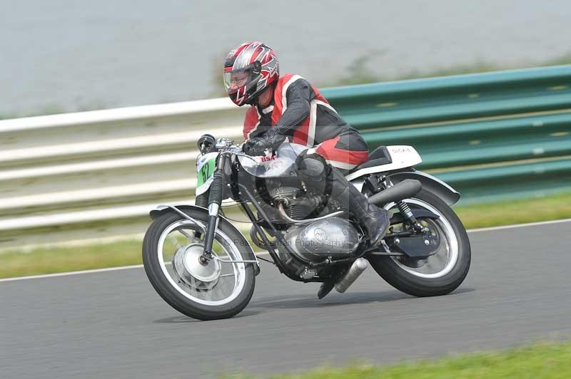 Mallory park Leicestershire;Mallory park photographs;Motorcycle action photographs;classic bikes;event digital images;eventdigitalimages;mallory park;no limits trackday;peter wileman photography;vintage bikes;vintage motorcycles;vmcc festival 1000 bikes