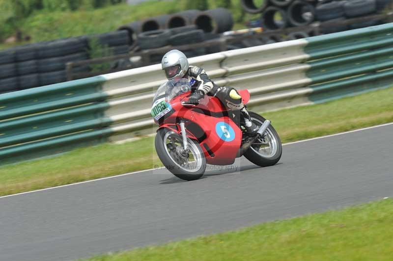 Mallory park Leicestershire;Mallory park photographs;Motorcycle action photographs;classic bikes;event digital images;eventdigitalimages;mallory park;no limits trackday;peter wileman photography;vintage bikes;vintage motorcycles;vmcc festival 1000 bikes